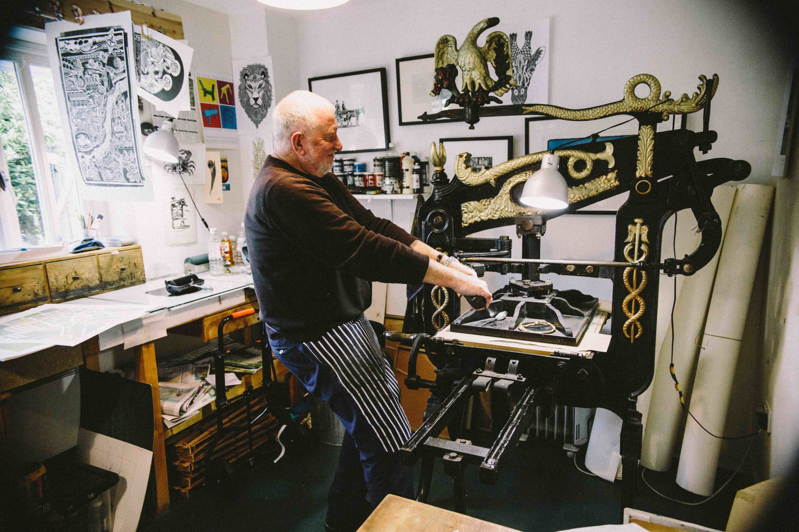 Hugh Ribbons pressing a lino cut